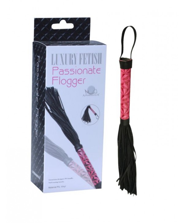 Аккуратная плетка с розовой рукоятью Passionate Flogger - 39 см.